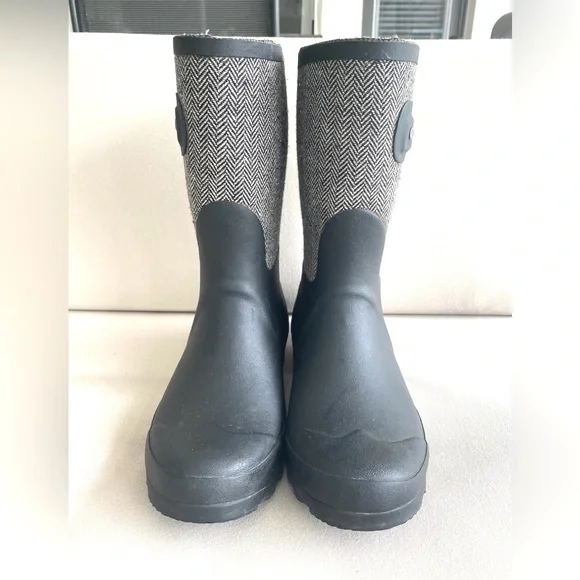 Chooka | Matte Black & Herringbone Mid-Rise Rain Boot - Picture 6 of 11